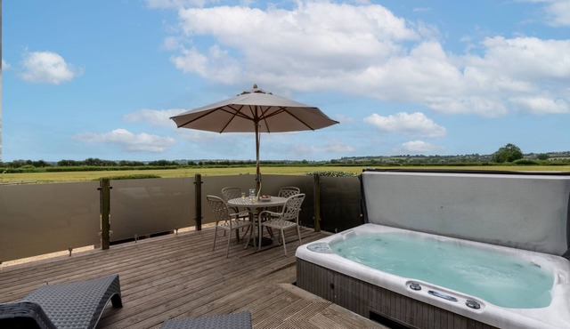Buttercup lodge - sleeps 4/5 with hot tub & countryside views