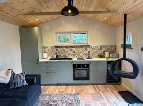 Cabin in Aviemore, dog friendly with a fire