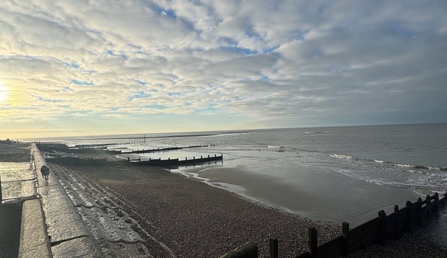 Cabin in secure garden walking distance from beach, shops and pub