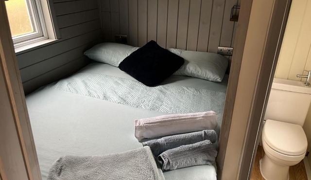 Cabin - Sleeps 2 hot tub & parking