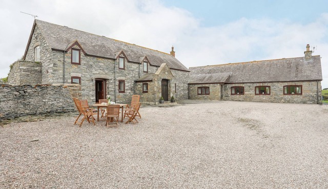 CAERDEGOG GANOL, pet friendly, with open fire in Cemaes Bay