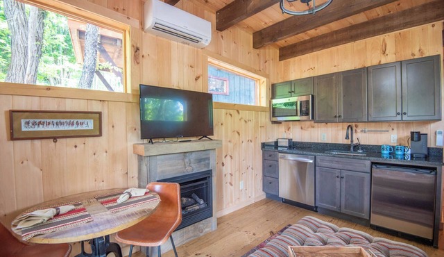 Camp 4 Tiny Homes | #6 Mount Sneffels | 1 Mi. to Downtown West Jefferson in West Jefferson