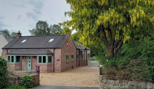 Canal-side 5-Bed Cottage - Sleeps 10, Pet Friendly