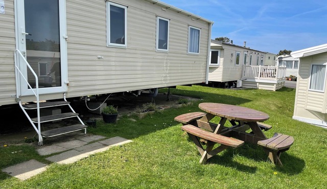 Caravan 163 sleeps up to 8 guests