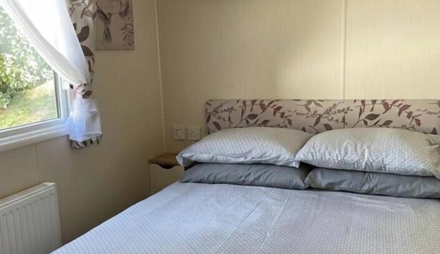 Caravan - sleeps 6 & parking