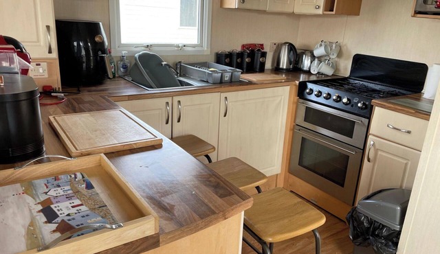 Caravan - Sleeps 8 - Pets Ok - Parking - Patio
