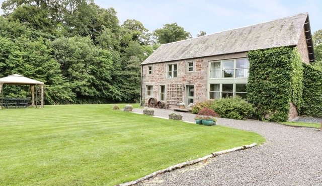CARDEAN MILL, pet friendly, character holiday cottage in Blairgowrie