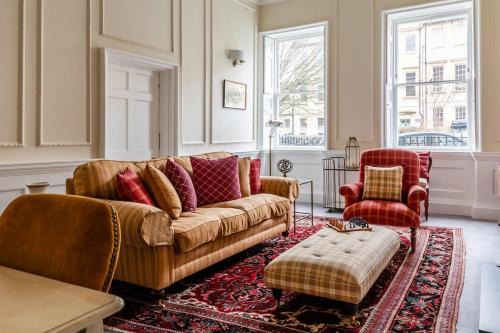Catharine Place - Elegant Central 1-Bed Gem with Private Garden