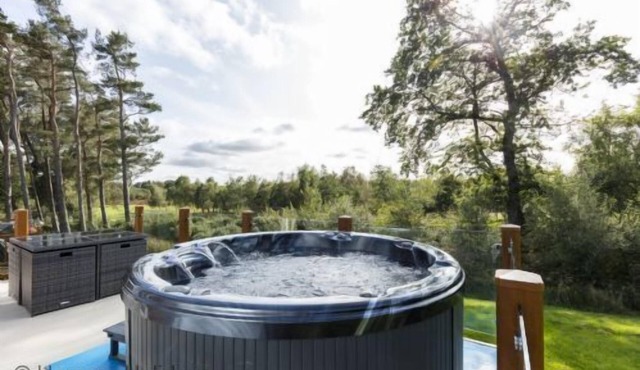 Cedar Hot Tub Lodge - 2 large Bedrooms, ensuite Shower Room, Luxury Living Space