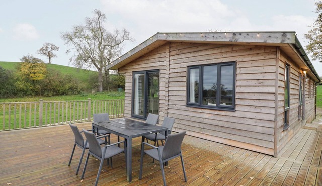 CEDAR LODGE, pet friendly, with a garden in Abbots Bromley