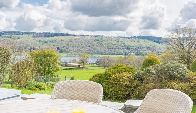 CEDAR WOOD CONISTON, pet friendly, with a garden in Coniston
