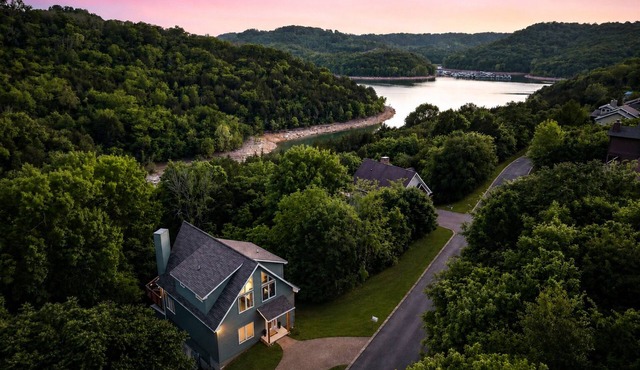 Center Hill Lake House - Lake Access, Pool & Fire Pit