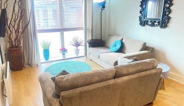 Central 1BR Flat for up to 4 - Lift Access