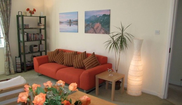 Central 2-Bedroom Apartment with private parking - home from home