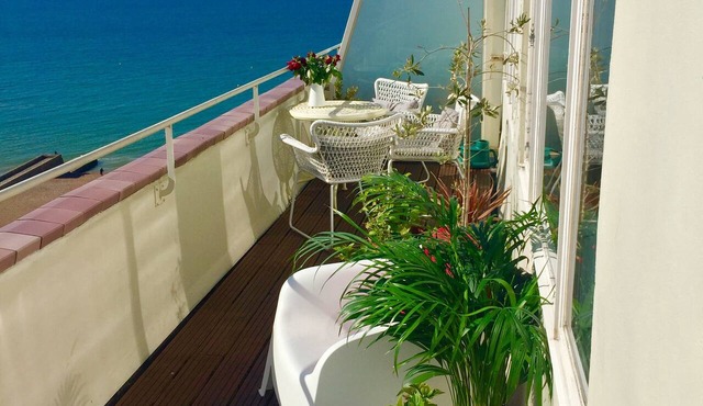 Central Beachfront Penthouse with private sun/roof terrace