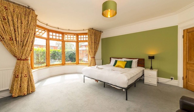 Central Caversham/Traditional English House | Pass the Keys
