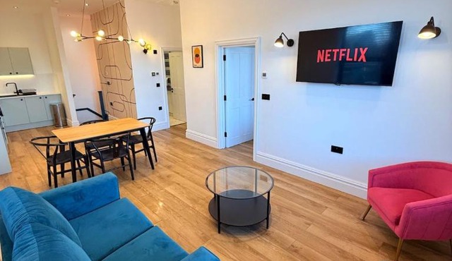 Central - Free parking- Sleeps 6 - Stylish Apt