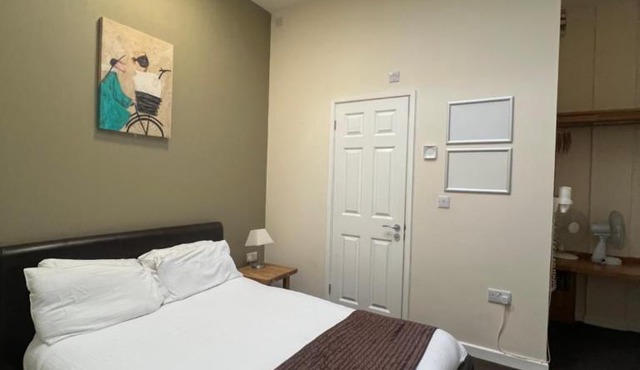 Central Hotel Gloucester by RoomsBooked