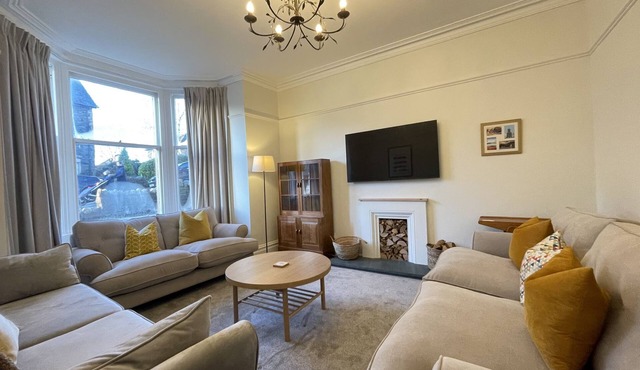 Central Keswick home sleeping 10 guests