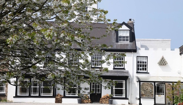 Central part of stunning Manor House, private beach access, pool and Tower.