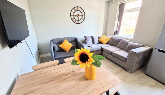 Central Reading Modern 3BR flat - Walk to station and high street
