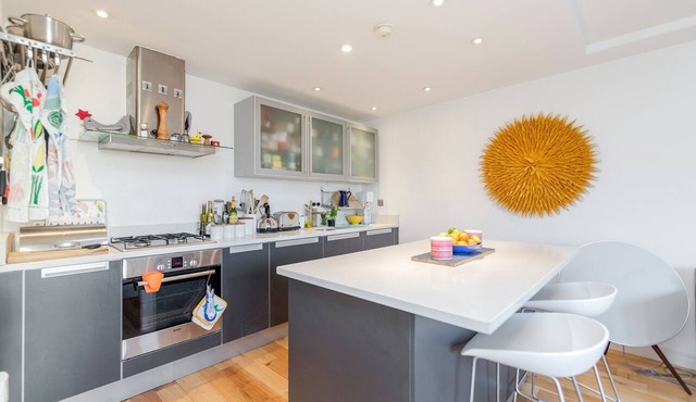 Central & Secure 2BR 2Bath flat minutes from the London Eye!