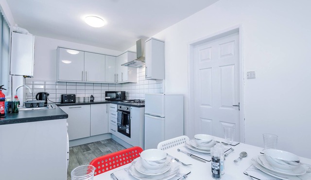 "Central Skipton Townhouse Sleeps 10 Walk to Everything Free Parking