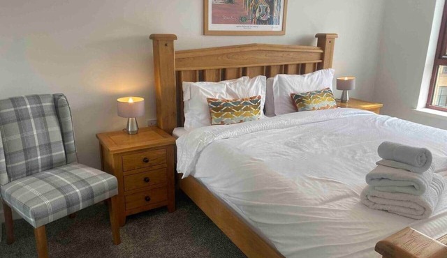 Central/West End 1 Bed Apartment - Private carpark