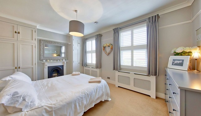 Central Wimbledon house sleeps 8 - secluded garden