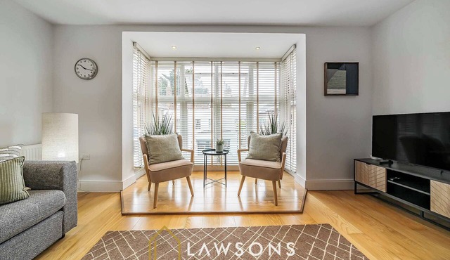 Central Windsor Gem | 2 Bed, 2 Bath, Free Parking