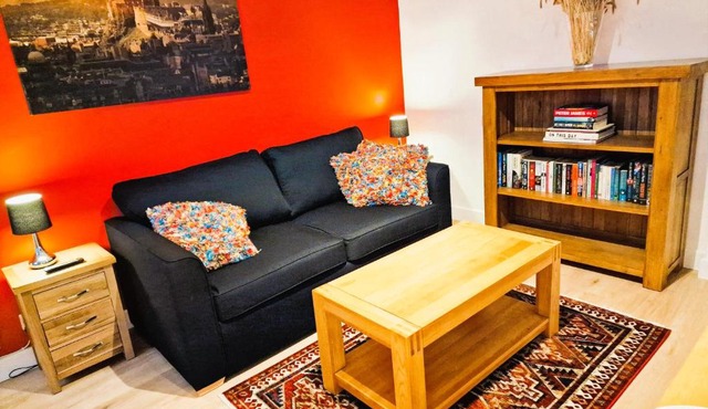 Centre of Edinburgh's Historic Old Town - Blair Street - Sleeps 4