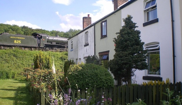 Character Cottage In Amazing Location Of Steam Trains-check NYMR timetable