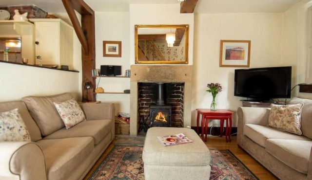 Characterful 2 bed cottage in excellent location