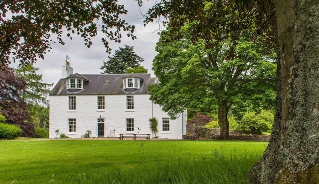 Charming 10-Bed House in Blairgowrie