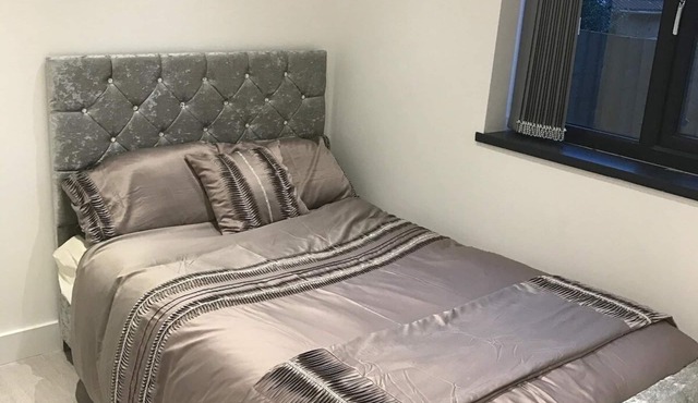 Charming 2-Bed Flat in Swansea