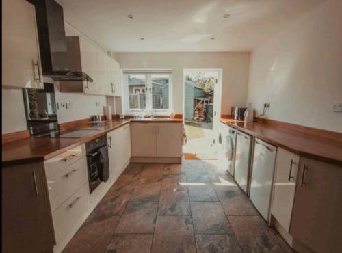Charming 2 Bedroom Cottage mid town on quiet road, sleeps 4