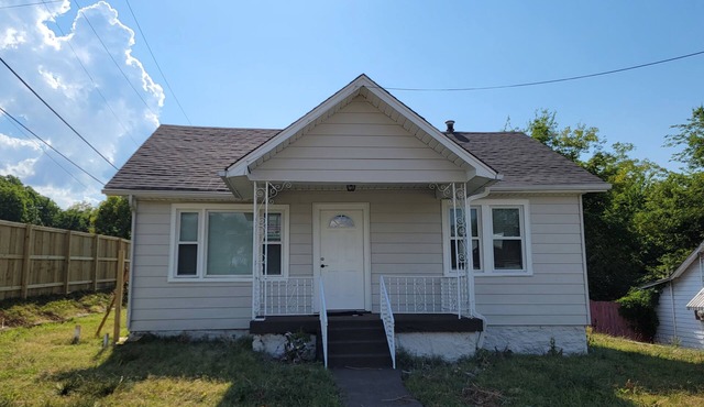 Charming 2-bedroom house in fantastic Midtown Nashville with Fenced Yard