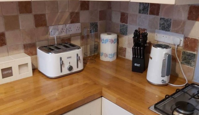 Charming 2 double bed cottage style house in the city