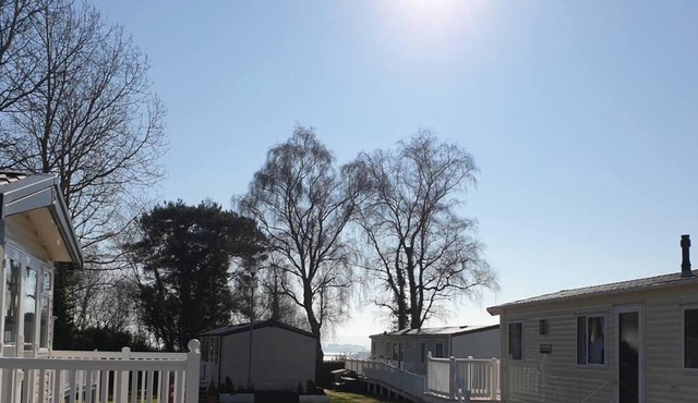 Charming 3-Bed Holiday Home in Poole, Rockley Park
