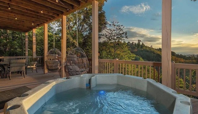 Charming 5-bedroom cabin next to Hatley Pointe -Hot tub- Game room- amazing view