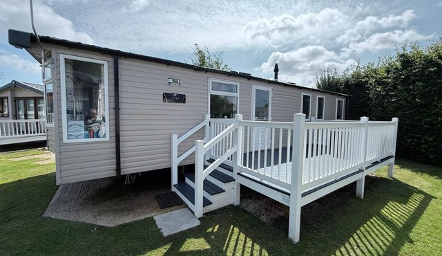 Charming 8 berth caravan at Cherry Tree Holiday Park in Norfolk ref 70831C