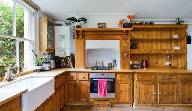 Charming Apartment with Private Patio & Oak Finishes near Clapham Station