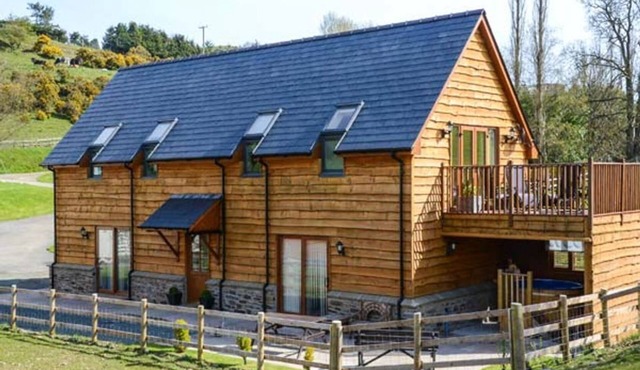 Charming Brynhir Farm Retreat