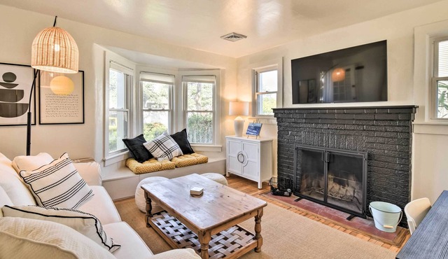 Charming 'Castaway Cottage' - Walk to Beach!