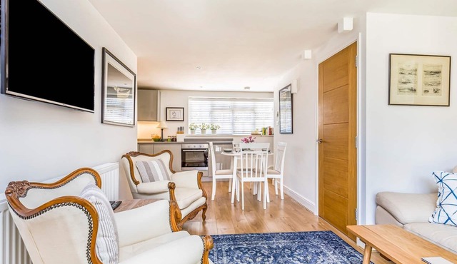 Charming Cottage with Garden - Pass the Keys
