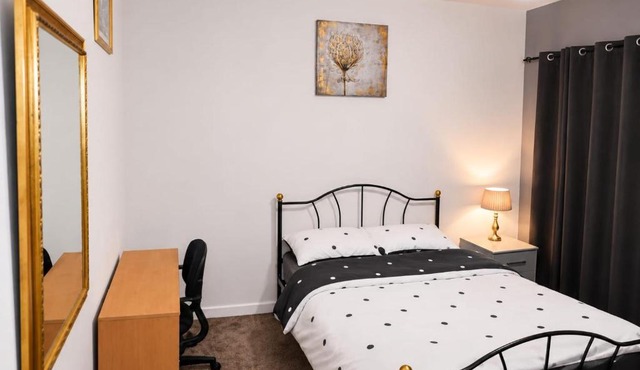 Charming Double Room with TV & Workspace in Wolverhampton