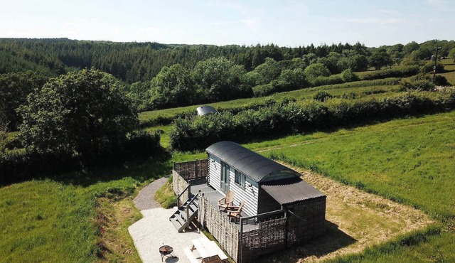 Charming Hut with Outdoor Bath & Decking, Sea Views