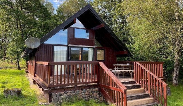 Charming log cabin with stunning views over Loch Awe. Electric hot tub