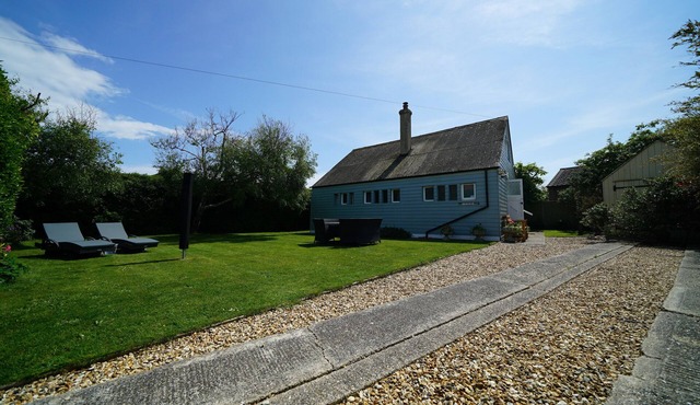 Charming Seaside Home, Full of Character (Old railway carriages) Pet Friendly,