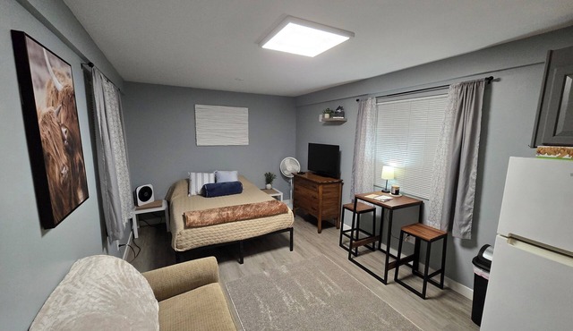 Charming studio with AC and WiFi in delightful Defiance in Defiance